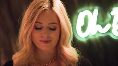 Sexy blond barmanka River Lynn šuká s velkým černým ptákem