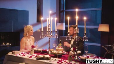 Rozmazlená kočka Kenzie Taylor si užívá romantickou noc s análem