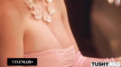 Rozmazlená kočka Kenzie Taylor si užívá romantickou noc s análem