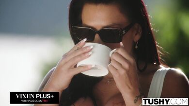 Sexy rozvedená MILF Eva Angelina je dvojitě penetrována svými dvěma sexy sousedy