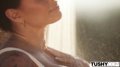 Sexy rozvedená MILF Eva Angelina je dvojitě penetrována svými dvěma sexy sousedy