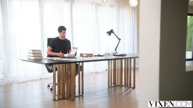 Krásná blondýnka Chloe Rose vysává pulzujícího tvrdého ptáka během vášnivého sexu