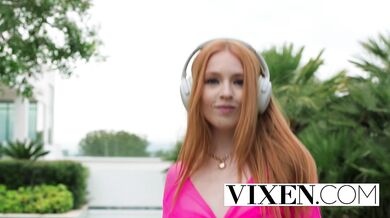 Drobné krásky Vanessa Alessia a Madi Collins si venku dělí tvrdého ptáka