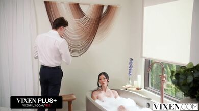 Dokonalá kráska Lucy Mochi s vášní polyká obrovský penis svého přítele