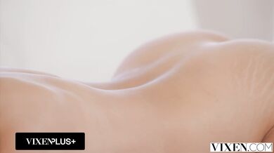 Dokonalá kráska Lucy Mochi s vášní polyká obrovský penis svého přítele