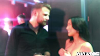 Úchvatná kočka s dokonale přírodními prsy Emiri Momota prožívá intenzivní vícenásobné orgasmy