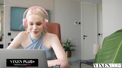 Modrooká blondýnka Avrora Meey má zálusk na tlustého ptáka svého kolegy