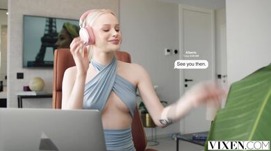 Modrooká blondýnka Avrora Meey má zálusk na tlustého ptáka svého kolegy