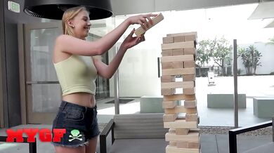 Nádherné oči Chloe Scott se rozzáří, když si hraje s kundičkou a nechá se tvrdě ošukat