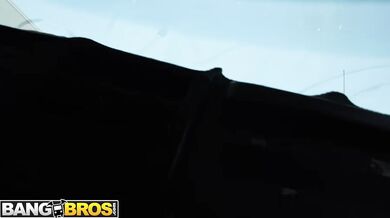 Izzy Rae si vydělává peníze a prožívá hluboké potěšení v Bang Busu s obřím pérem Rocket Powerse