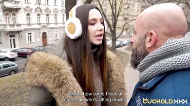 Nestydatá brunetka podvádí svého manžela