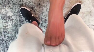 Footjob po školní trestné hodině od učitelky Cleo