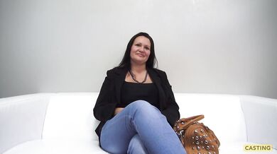 Baculatá česká MILF Renata s velkými prsy na Czech Castingu
