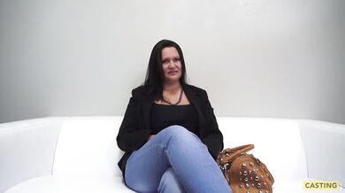 Baculatá česká MILF Renata s velkými prsy na Czech Castingu
