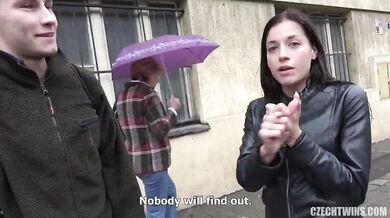 Eveline Dellai šuká s neznámým mužem v lese