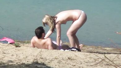 Pár přistižený při sexu na pláži
