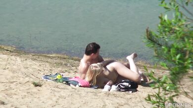 Pár přistižený při sexu na pláži