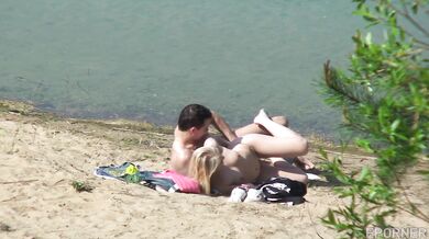Pár přistižený při sexu na pláži