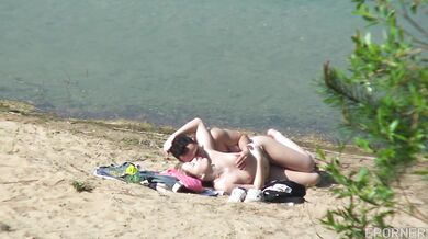 Pár přistižený při sexu na pláži