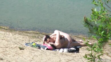 Pár přistižený při sexu na pláži