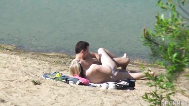 Pár přistižený při sexu na pláži