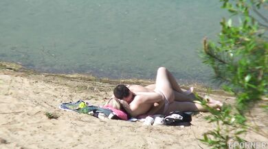 Pár přistižený při sexu na pláži