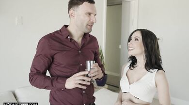 Manželka Jazmin Luv pozve údržbáře bazénu Alexe Legenda dovnitř