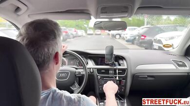 Drobná zrzka Lucianna je ošukána venku po náhodném setkání na ulici