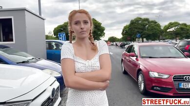 Drobná zrzka Lucianna je ošukána venku po náhodném setkání na ulici
