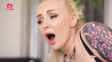 Blondýnka Kayla Green šuká svého nevlastního syna