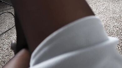 Asiatka v lesklých punčochách s pohledem na nohy a pod sukni