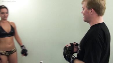 Silná dívka zápasí se silným chlapem