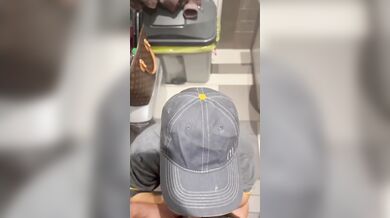 Zaměstnankyně fast foodu s velkými prsy je ošukaná zezadu
