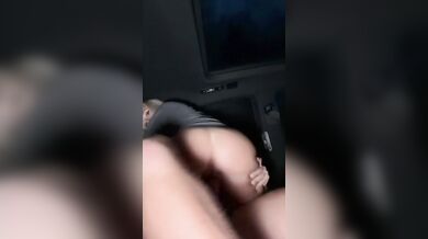 Zaměstnankyně fast foodu s velkými prsy je ošukaná zezadu