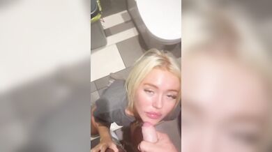 Zaměstnankyně fast foodu s velkými prsy je ošukaná zezadu