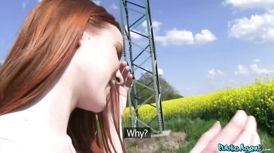 Roztomilá zrzka si to tvrdě rozdává venku