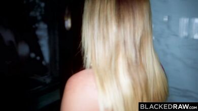 Blondýnka s velkými prsy Gabbie Carter má neukojitelnou touhu po černém penisu
