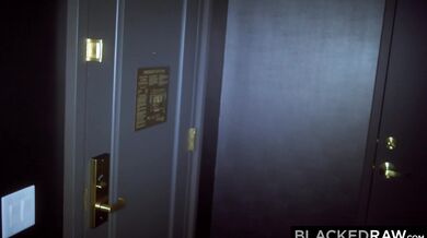 Blondýnka s velkými prsy Gabbie Carter má neukojitelnou touhu po černém penisu