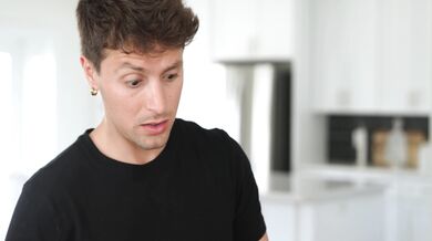Molly Little si to rozdává se svým nevlastním bratrem