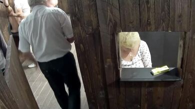Kočka Susan Ayn rozmrdaná v podivném bordelu