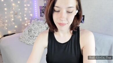 Drobná teenka s velmi roztomilými přírodními velkými prsy