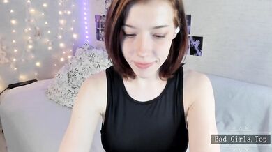 Drobná teenka s velmi roztomilými přírodními velkými prsy