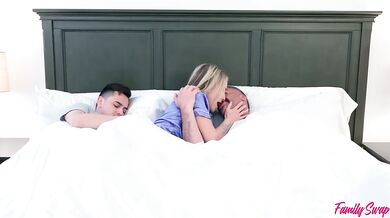 Andi Avalon a Emma Rosie – Celá nevlastní rodina v jedné posteli