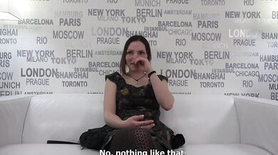 Přirozená stydlivá brunetka na Czech Castingu