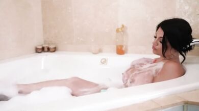 Křivky a prsa MILF Mona Azar – Šukání, anál, výstřik do obličeje