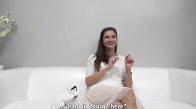 Amatérka se zavázanýma očima na castingu