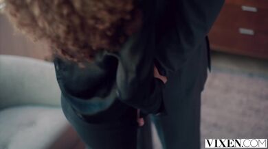 Ohromující drobná Cecilia Lion svádí svého šéfa z Playboye