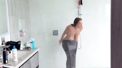 Sousedka je mokrá od deště, tak jsem jí nabídl horkou sprchu a svého tvrdého ptáka