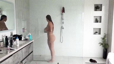 Sousedka je mokrá od deště, tak jsem jí nabídl horkou sprchu a svého tvrdého ptáka