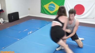 Přítel dostane nakládačku od kamarádky své přítelkyně